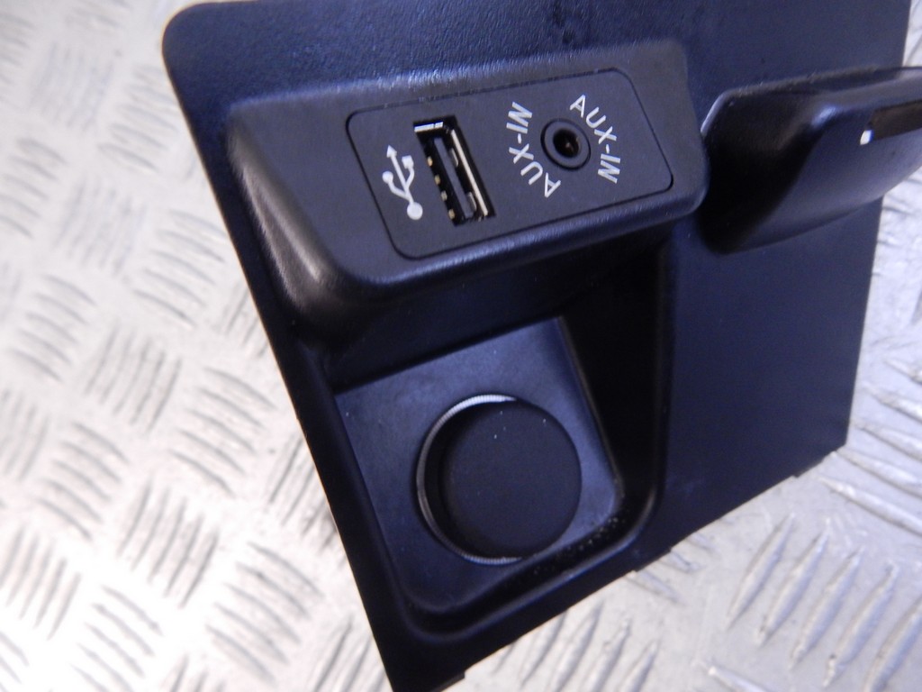 Разъем AUX / USB BMW X5 (F15) купить в России