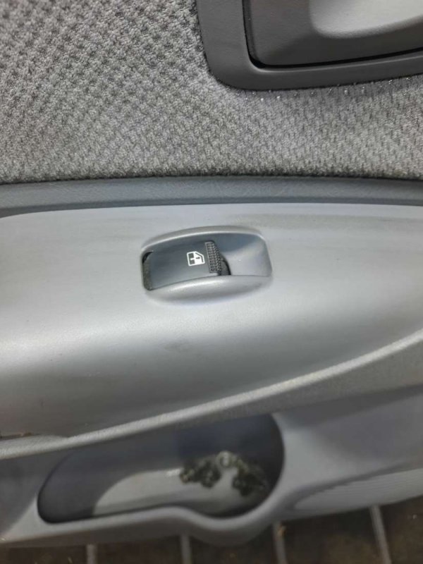 Кнопка стеклоподъемника Hyundai Tucson 1 купить в Беларуси