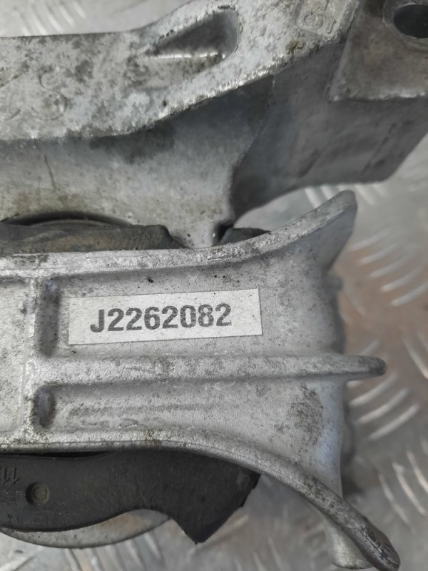 Подушка (опора) крепления двигателя Nissan Juke купить в России