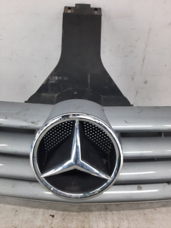Решетка радиатора Mercedes C-Class (W203) купить в России