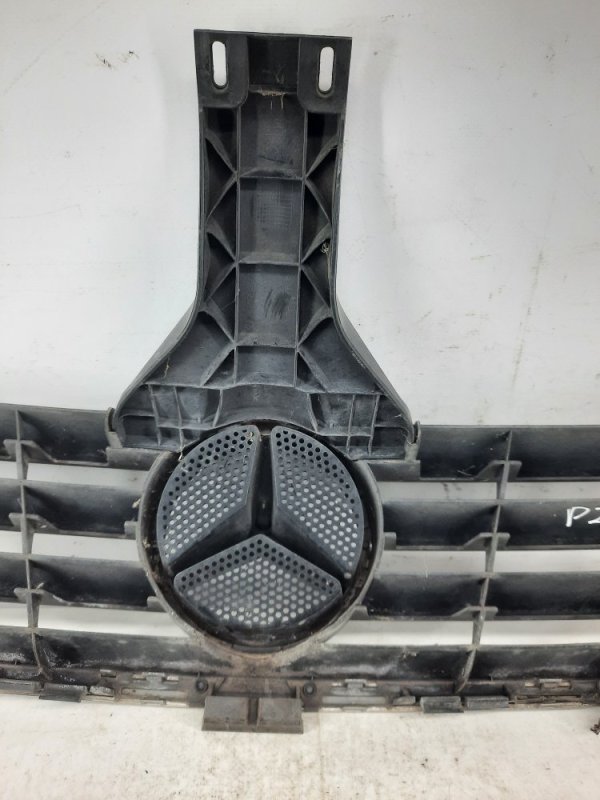 Решетка радиатора Mercedes C-Class (W203) купить в России