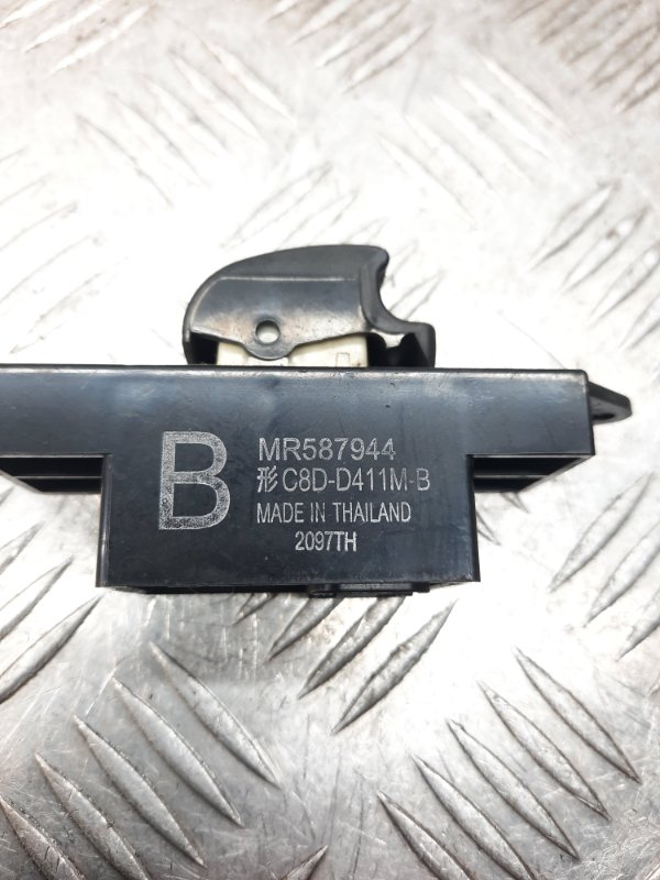 Кнопка стеклоподъемника Mitsubishi Colt 6 купить в России