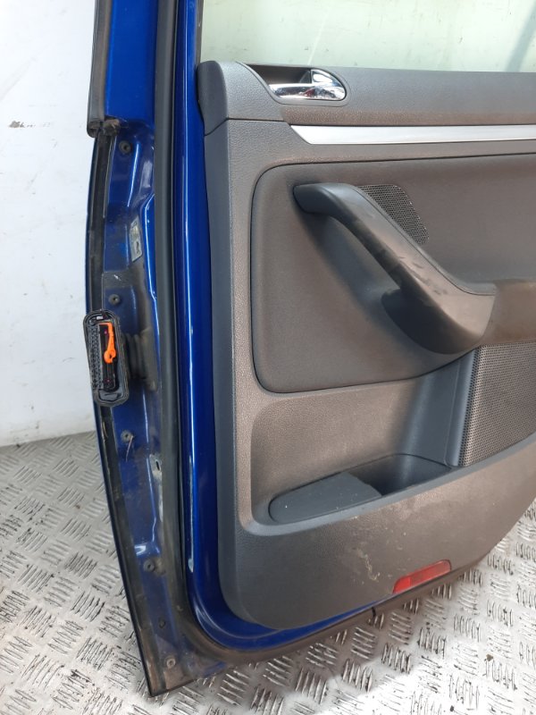 Дверь задняя правая Volkswagen Golf 4 купить в Беларуси