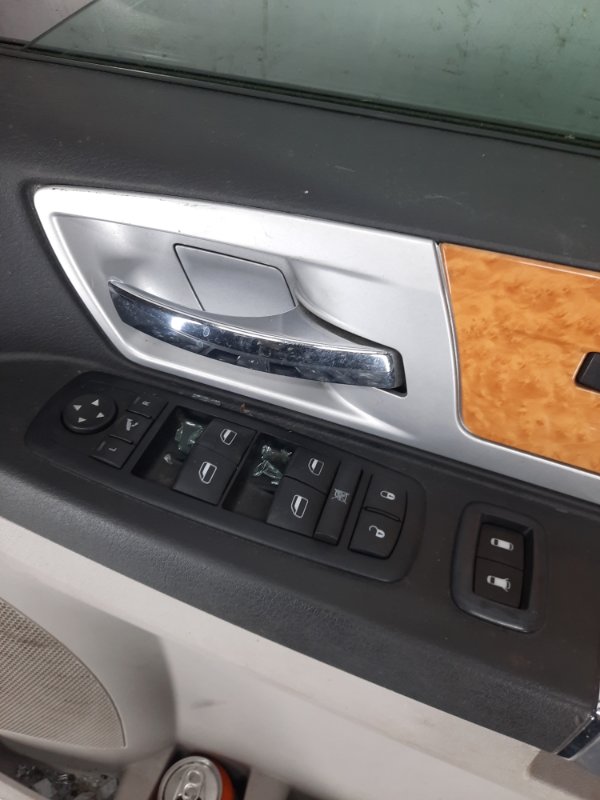 Дверь передняя правая Chrysler Voyager 4 купить в России