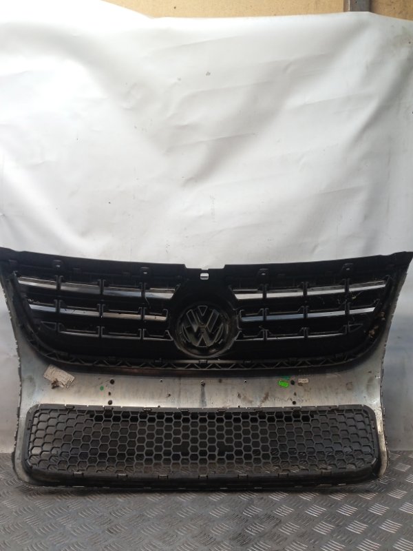 Решетка радиатора Volkswagen Touareg 1 купить в России