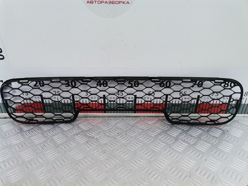 Решетка (заглушка) в бампер центральная Hyundai Santa Fe 1 (SM) купить в России