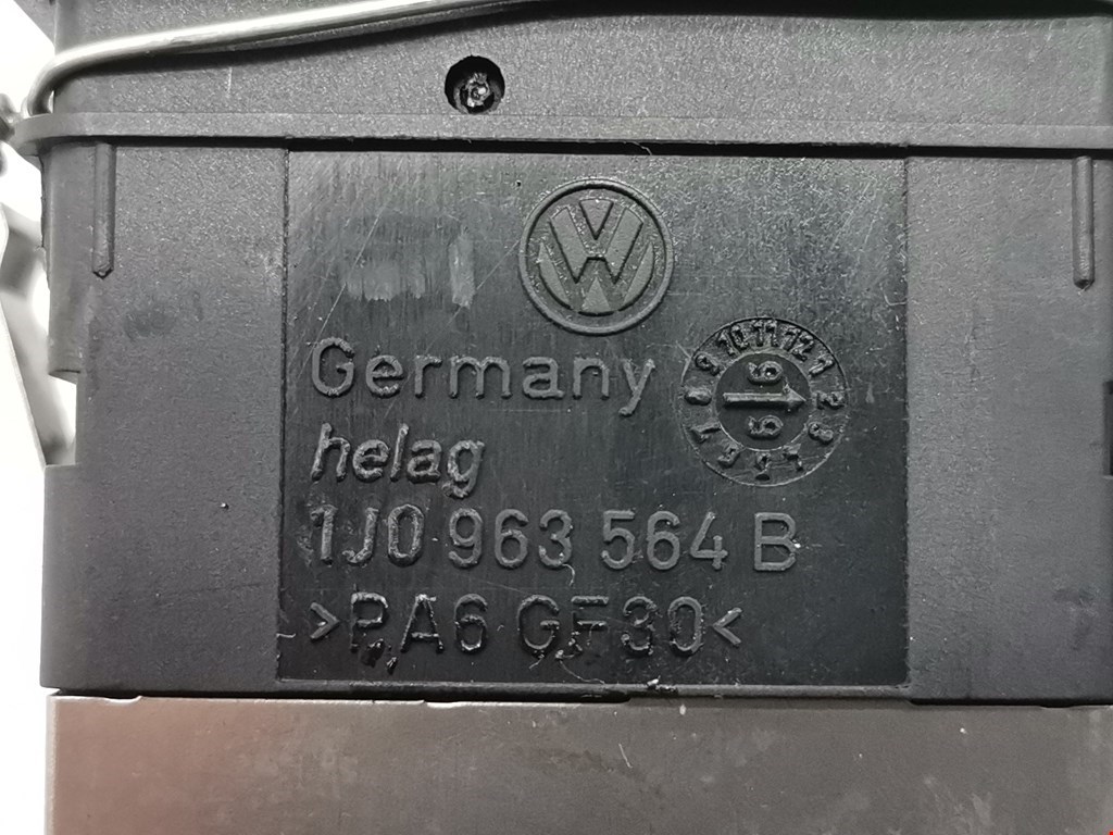 Кнопка обогрева сидений Volkswagen Golf 4 купить в России