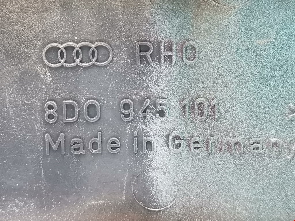 Накладка (планка) под фонарь левая Audi A4 B5 купить в России