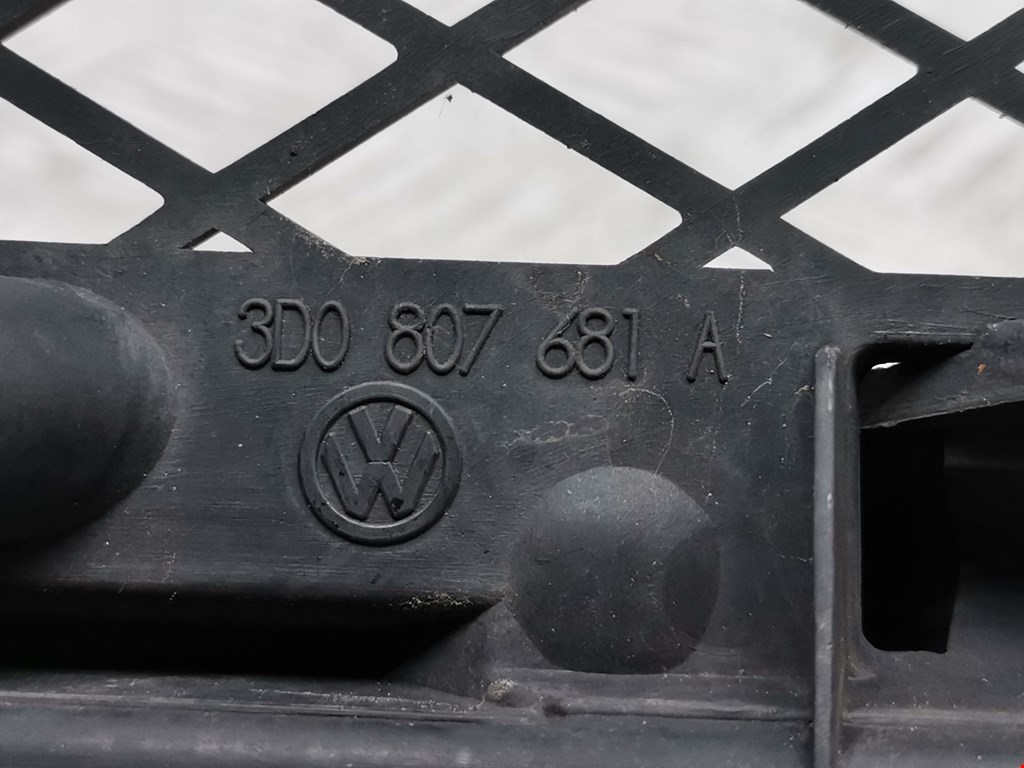 Решетка (заглушка) в бампер левая Volkswagen Phaeton купить в России