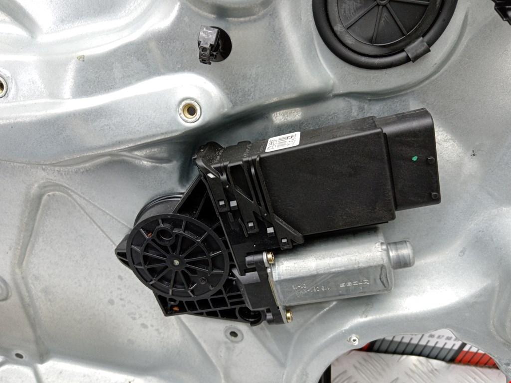 Стеклоподъемник электрический двери передней левой Volkswagen Passat 5 GP купить в России