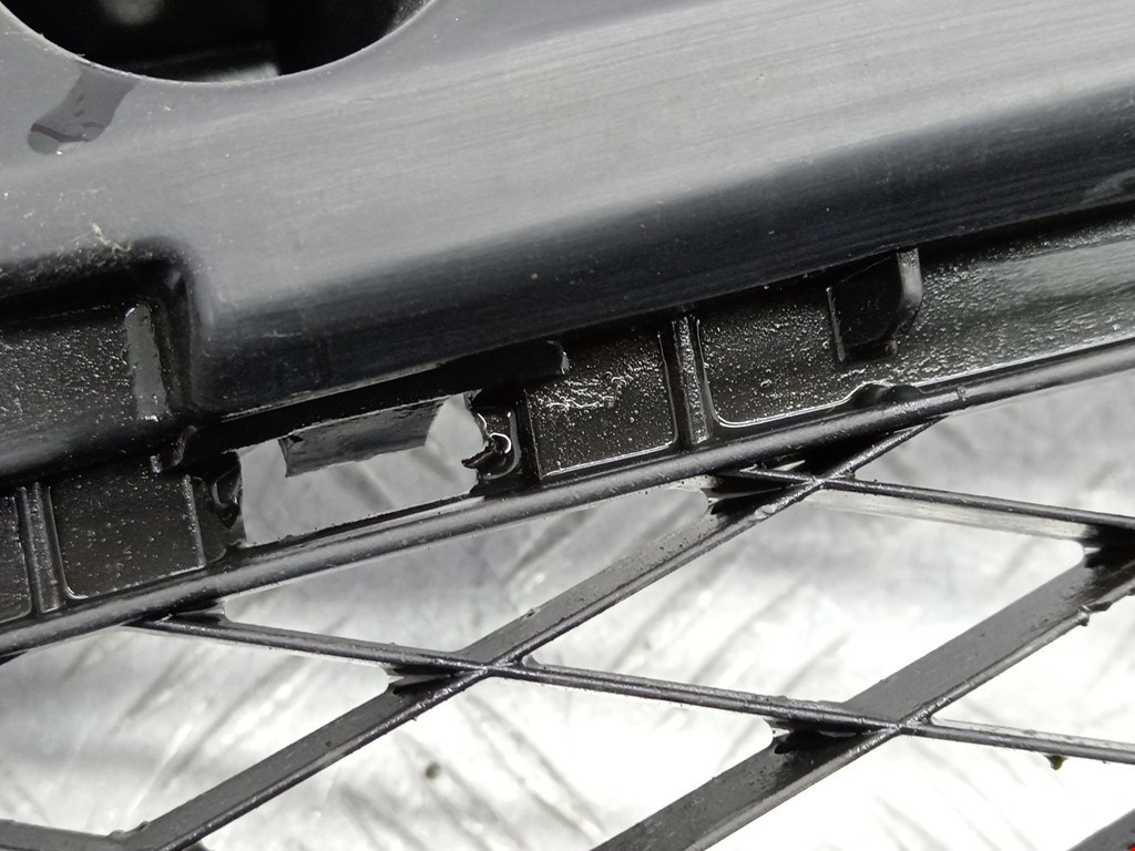 Решетка (заглушка) в бампер центральная Mazda 3 BK купить в России
