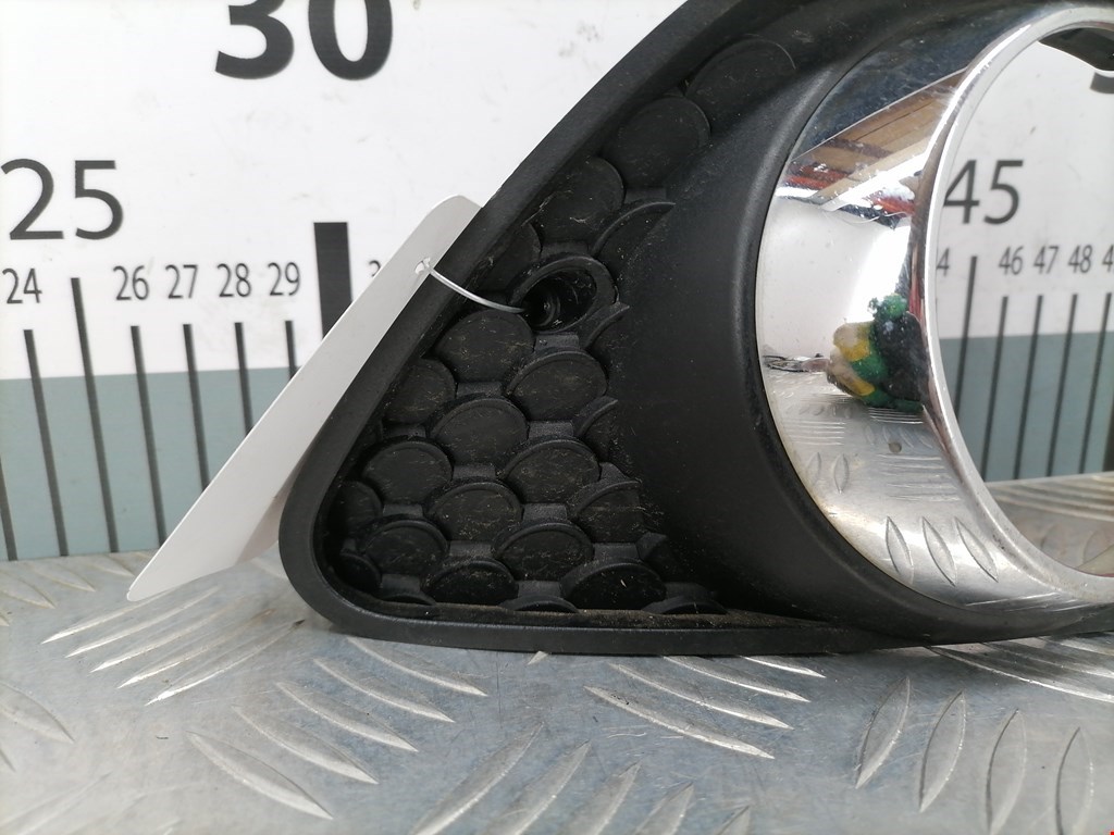Решетка (заглушка) в бампер правая Mercedes C-Class (W204) купить в России