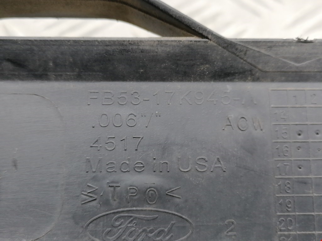 Решетка (заглушка) в бампер центральная Ford Explorer 5 купить в России
