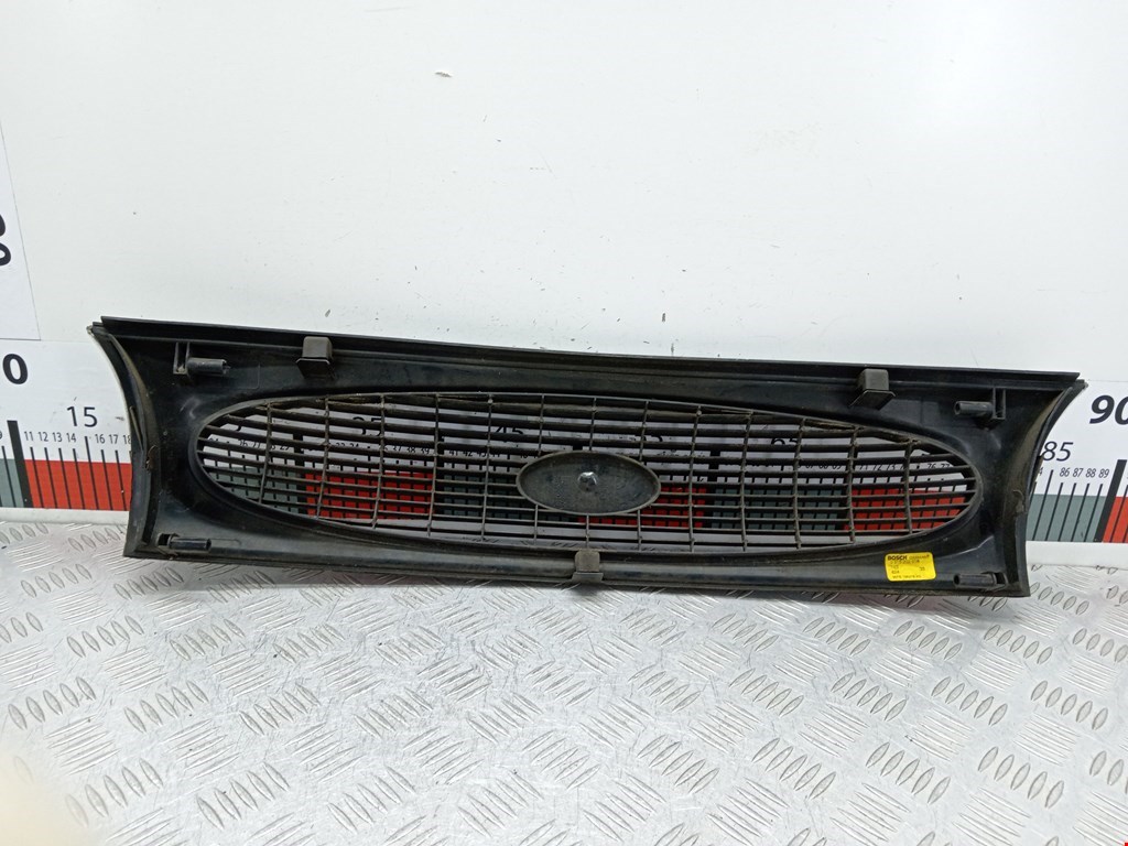 Решетка радиатора Ford Fiesta 3 купить в Беларуси
