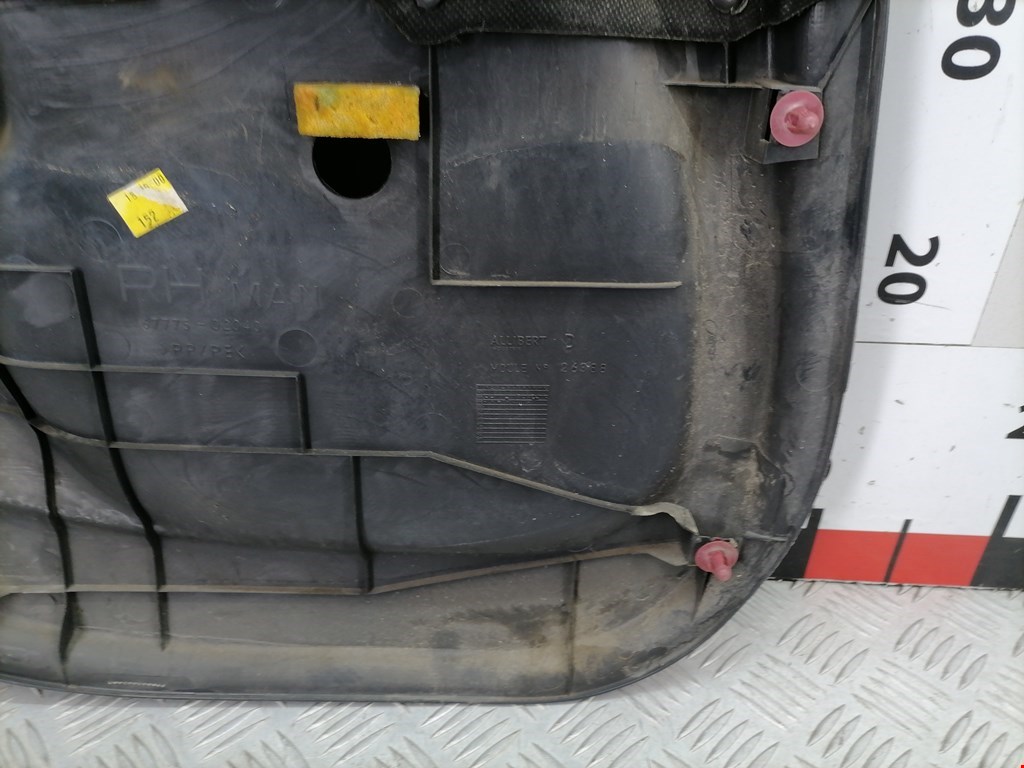 Обшивка (карта) двери задней правой Toyota Corolla 8 купить в Беларуси