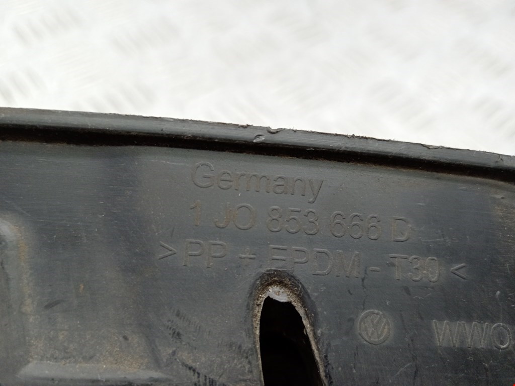 Решетка (заглушка) в бампер правая Volkswagen Golf 4 купить в Беларуси