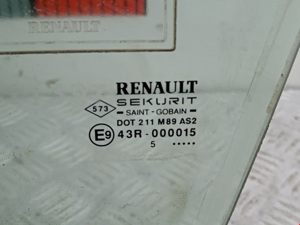 Стекло двери передней левой Renault Laguna 1 купить в России