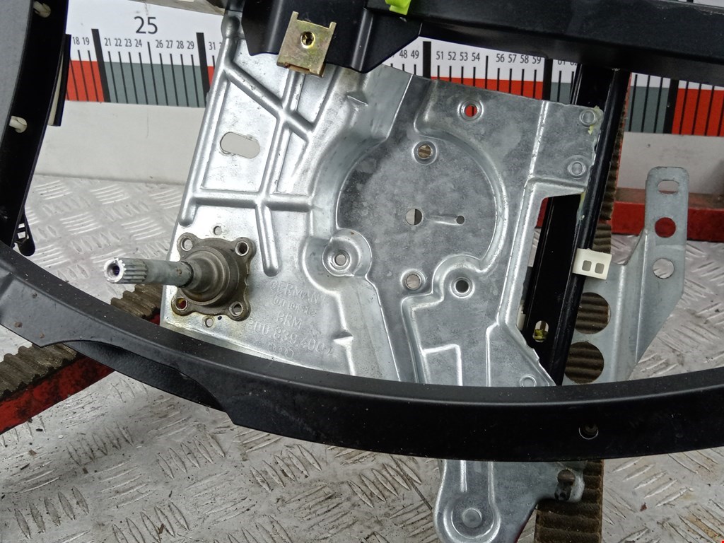 Стеклоподъемник механический двери задней правой Audi A4 B5 купить в Беларуси