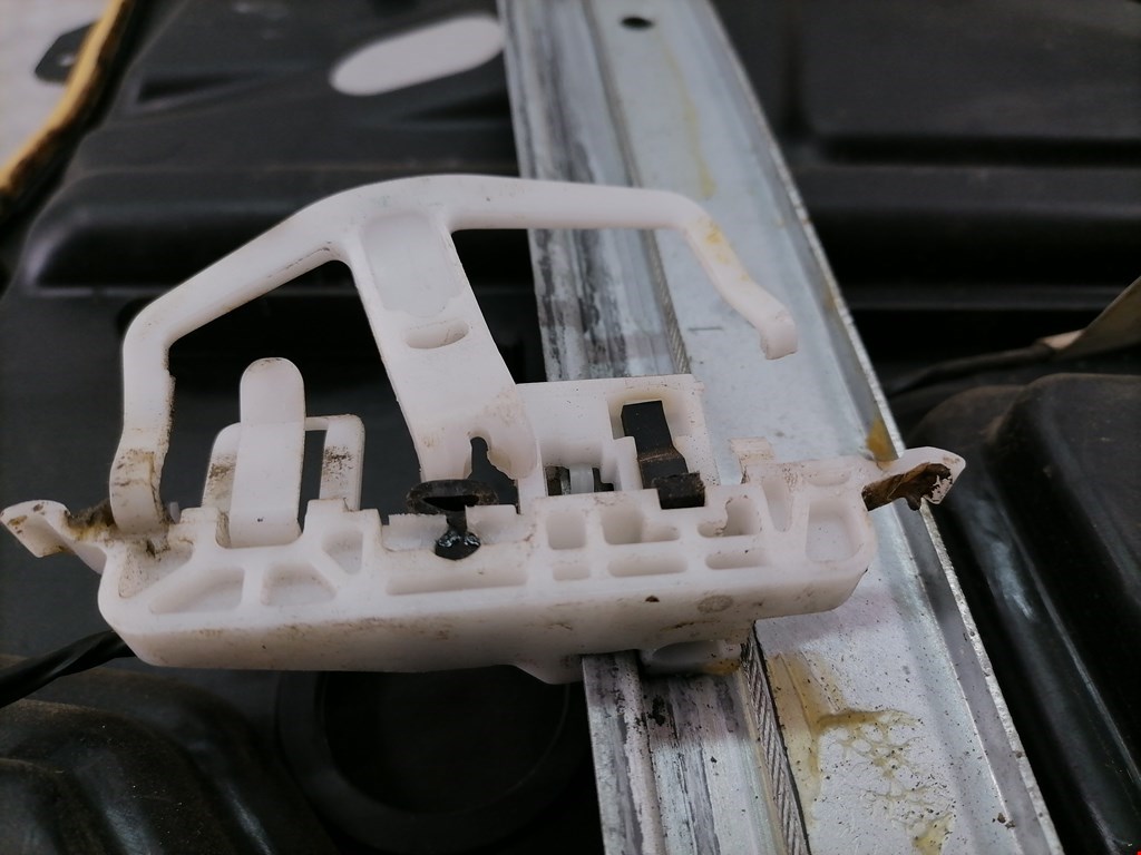 Стеклоподъемник механический двери передней правой Ford Fiesta 5 купить в Беларуси