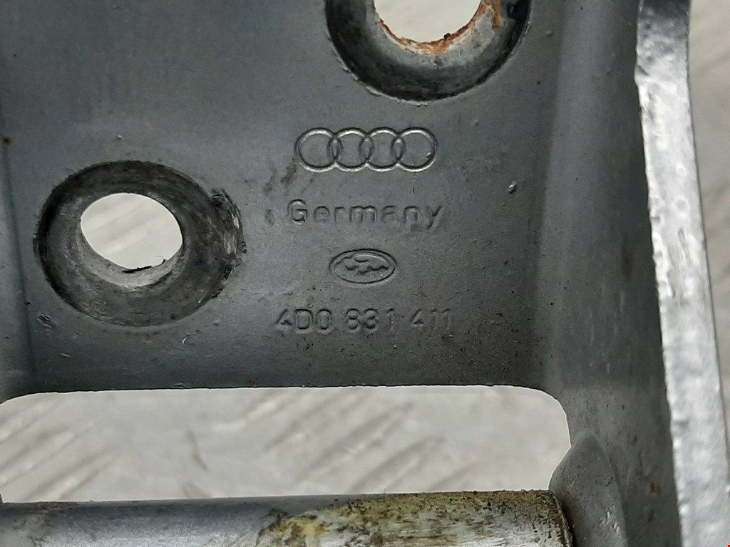 Петля двери передней левой Audi A8 D2 купить в Беларуси